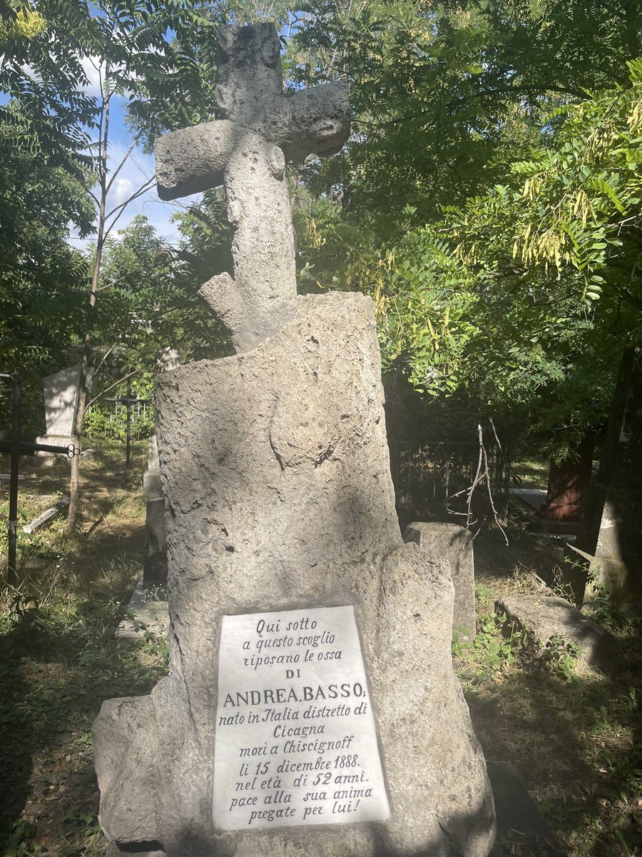 Roman Catholic cemetery in Chisinau is a revelation. With its old graves dated back to early 19th century the cemetery tells abt still underexplored pages of #Moldova ‘s history.