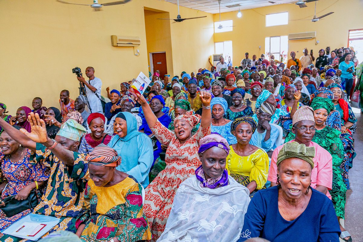 AAdeleke_01's tweet photo. This afternoon, we presented another batch of bond certificates to contributory pensioners in Osun State. From the inception of our administration to date, a total of N8,572,152,849.05 has been released for payment of pensions, gratuity and accrued right benefits for retirees. https://t.co/fZZYBnNyd1