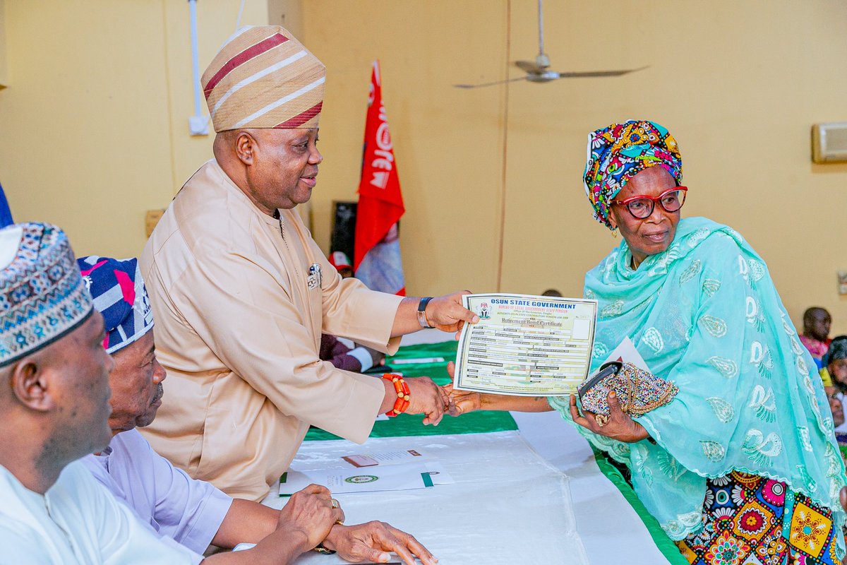 AAdeleke_01's tweet photo. This afternoon, we presented another batch of bond certificates to contributory pensioners in Osun State. From the inception of our administration to date, a total of N8,572,152,849.05 has been released for payment of pensions, gratuity and accrued right benefits for retirees. https://t.co/fZZYBnNyd1