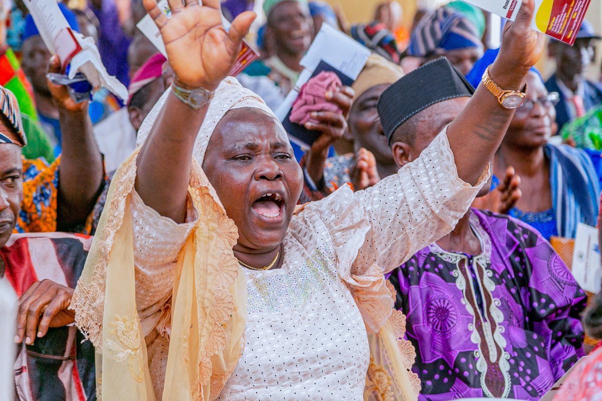AAdeleke_01's tweet photo. This afternoon, we presented another batch of bond certificates to contributory pensioners in Osun State. From the inception of our administration to date, a total of N8,572,152,849.05 has been released for payment of pensions, gratuity and accrued right benefits for retirees. https://t.co/fZZYBnNyd1