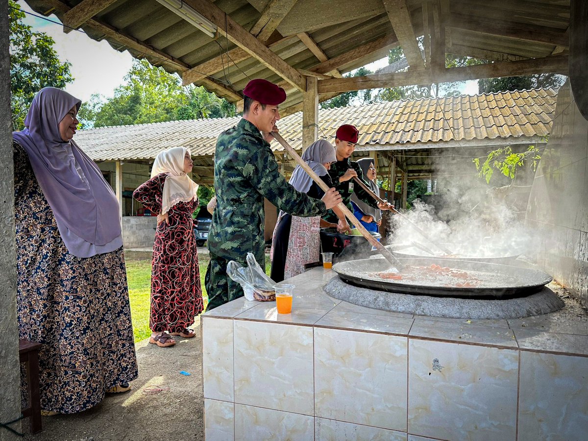 cpsw954's tweet photo. "อาซูรอสัมพันธ์ วัฒนธรรมนำพาสันติสุข"
💂ชุดควบคุมที่ 954 หน่วยเฉพาะกิจสันติสุข โดยชุดสันติสุขที่404 ร่วมกิจกรรมอาซูรอสัมพันธ์ เพื่อเป็นการสืบสานประเพณีวัฒนธรรม สร้างความสามัคคี ของชุมชนที่เข้มแข็ง ณ มัสยิดเราะห์มานียะห์ บ.ลูโบ๊ะดาลัม ม.2 ต./อ.แว้ง จว.น.ธ.
#Wearethai https://t.co/mfOzqeriIf