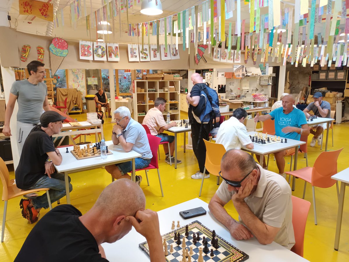ArrelsFundacio's tweet image. Seure una estona, compartir amb els companys, concentrar-se, riure... Aquest matí, hem organitzat un campionat d'#escacs al nostre taller ocupacional! 
#lleure #ningúdormintalcarrer