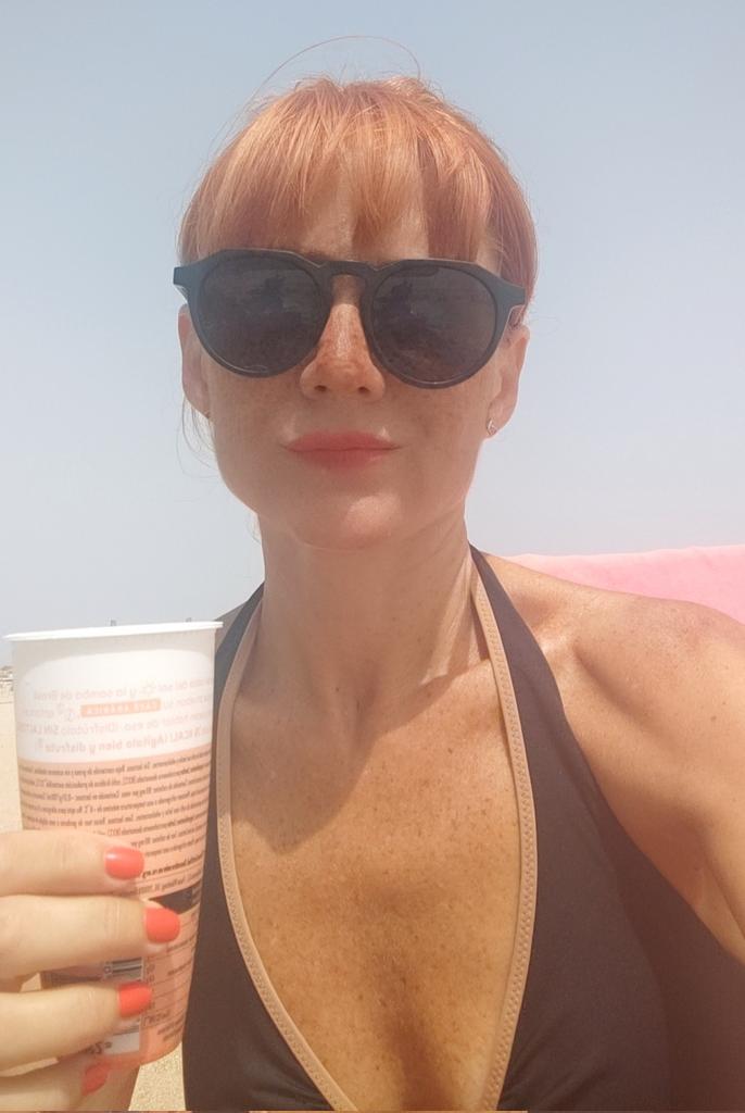 PaulitaGR_79's tweet photo. Santa por un día en su salsa😇, hora del café no?☕💋 #playa #gaditaneando #amigos #tita https://t.co/Et1tPnCfVH