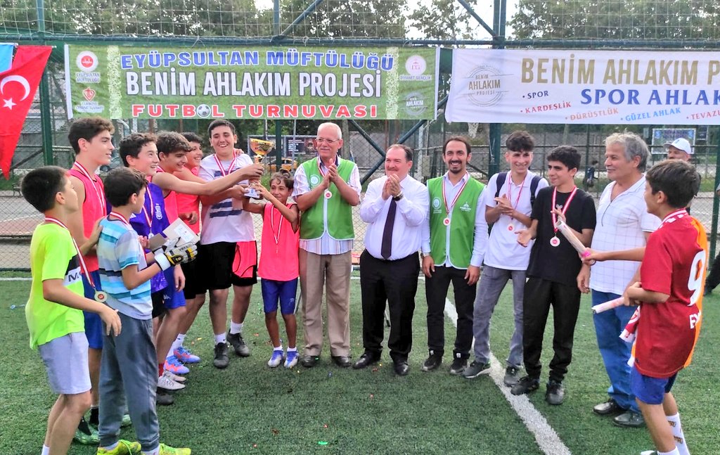 eyupsultan_tc's tweet photo. Kaymakamımız İhsan KARA, Eyüpsultan Müftülüğü tarafından düzenlenen Benim Ahlakım Futbol Turnuvası Ödül Törenine katıldı. https://t.co/kNbWEPzKrK