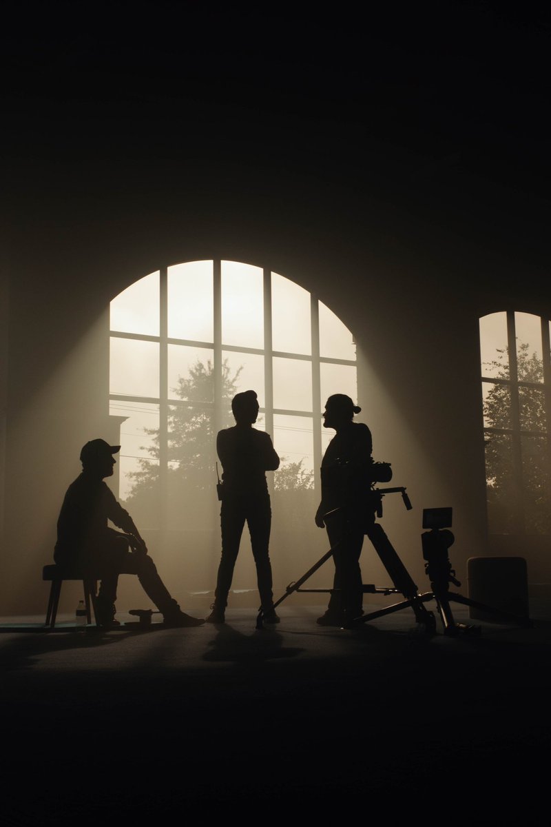 𝐺𝑜𝑙𝑑𝑒𝑛 𝐻𝑜𝑢𝑟: 𝑡ℎ𝑒 𝑝𝑒𝑟𝑖𝑜𝑑 𝑜𝑓 𝑡𝑖𝑚𝑒 𝑗𝑢𝑠𝑡 𝑎𝑓𝑡𝑒𝑟 𝑠𝑢𝑛𝑟𝑖𝑠𝑒 𝑜𝑟 𝑗𝑢𝑠𝑡 𝑏𝑒𝑓𝑜𝑟𝑒 𝑠𝑢𝑛𝑠𝑒𝑡 𝑤ℎ𝑒𝑛 𝑡ℎ𝑒 𝑙𝑖𝑔ℎ𝑡 𝑖𝑠 𝑖𝑛𝑓𝑢𝑠𝑒𝑑 𝑤𝑖𝑡ℎ 𝑟𝑒𝑑 𝑎𝑛𝑑 𝑔𝑜𝑙𝑑 𝑡𝑜𝑛𝑒𝑠. 🌅

It could be said that the golden hour creates some of