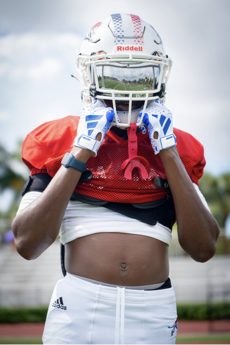kelly_sejour's tweet photo. ITS TUNNEL VISION 🛣️FROM HERE ON OUT … IM READY🔋🏈 #1DAYBETTER https://t.co/MMbrBcsFPq