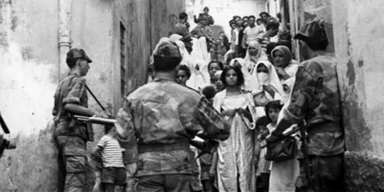 RoaaWarStudies's tweet photo. #فرنسا #أفريقيا #الجزائر

كتب العقيد الفرنسي فرانسوا لوسيان دي مونتانياك في مذكراته واصفا بعض أفعال الجيش الفرنسي في الجزائر عام 1845:

"بمجرد أن نحدد موقع القرية ينطلق سائر الجنود نحوها، نصل الى البيوت التي استيقظ سكانها على صوت اقتراب الجنود فيخرجون هاربين نساء وأطفالا ورجالا مع قطعان ماشيتهم في سائر الاتجاهات، هذا جندي يقتل نعجة، بعض الجنود يدخلون البيوت ويخرجون منها حاملين زرابي على أكتافهم، بعضهم يحمل دجاجة، تضرم النار في كل شيء، يلاحق الناس والحيوانات وسط صراخ وغثاء وخوار، إنها ضجة تصم الآذان، تهرب النساء والأطفال إلى أعشاب كثيفة أو يسلمون أنفسهم لنا، نقتل، نذبح، صراخ الضحايا واللاقطين لأنفاسهم الأخيرة يختلط بأصوات الحيوانات التي ترغي وتخور، كل هذا آت من سائر الاتجاهات، إنه الجحيم بعينه، العمليات التي قمنا بها تثير الشفقة حتى في الصخور، لكن لم يكن عندنا وقت للشفقة، وكنا نتعامل معها بلا مبالاة جافة تثير الرعشة في الأبدان، أما أنا فقطعت رأس أحد الجزائريين ويده اليسرى ثم وضعت الرأس في طرف الرمح وعلقت اليد في البندقية وسرت بها إلى معسكر، وهناك تكلف أحد الجنود بحملها إلى الجنرال "باراني ديلى" الذي كان يعسكر قريبا منا فأحدث ذلك في نفسه أعظم السرور، أما النساء الجزائريات اللواتي نأسرهن أثناء المعارك فإننا نحتفظ ببعضهن كرهائن، ونبادل بعضهن بعدد من الخيل ثم نبيع الباقي بالمزاد العلني مثل الأمتعة والمواشي، أما الجميلات منهن فهن نصيب للضباط، هذه هي الطريقة المثلى التي نحارب بها هؤلاء العرب الذين لا يمكن هزيمهم في حرب حقيقية، قتل جميع الرجال من سن الخامسة عشر فما فوق، الاستيلاء على جميع النساء والأطفال ونفيهم إلى جزر المركيز أو أي مكان آخر... لا يجب أن ينبت العشب في الأرض التي تدوسها طوابير الموت للجيش الفرنسي! وباختصار القضاء على كل من لا ينحني كالكلب تحت أقدامنا".