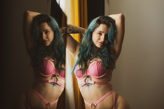 elle : soit naturelle y a ton crush l&agrave;-bas!  moi : https://t.co/1tUeYGPZeT