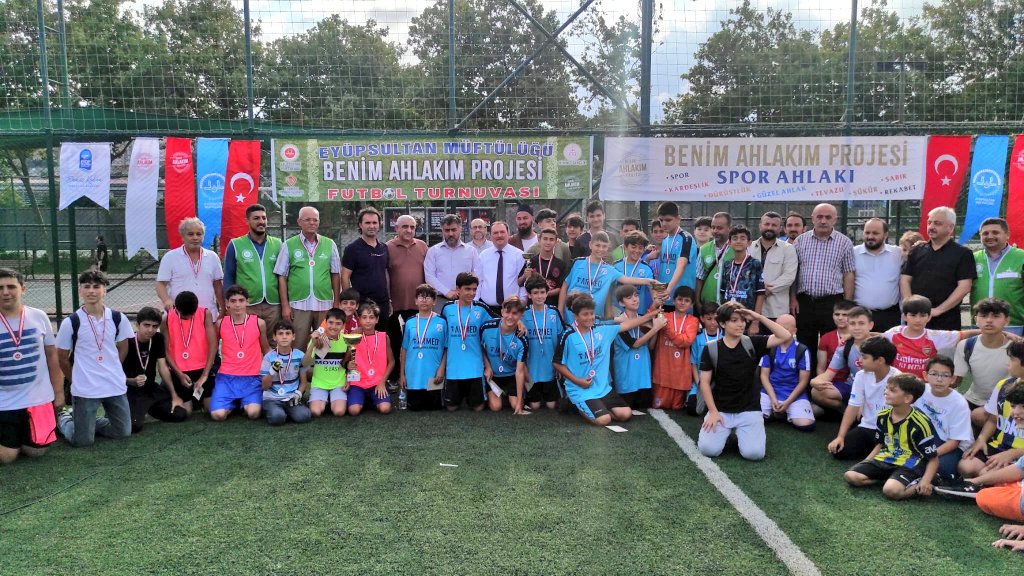 eyupsultan_tc's tweet photo. Kaymakamımız İhsan KARA, Eyüpsultan Müftülüğü tarafından düzenlenen Benim Ahlakım Futbol Turnuvası Ödül Törenine katıldı. https://t.co/kNbWEPzKrK
