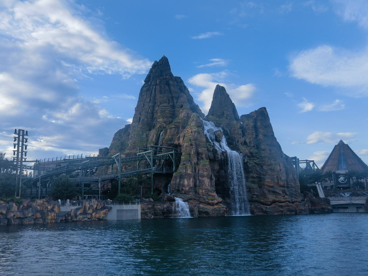 JianNefrit's tweet photo. Se acabó mi travesía por Pekín, no fue mi mejor experiencia turística a decir verdad.

La Gran Muralla es bastante bonita y el parque de Universal Studios no estuvo mal, pero todos comparten el problema de que había tanta gente que hacía la experiencia mucho peor. https://t.co/hloVgqW5gg