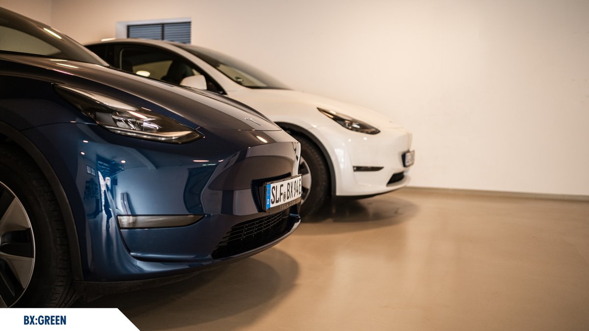 “Go green or go home” – die stetige Umstellung unserer Fahrzeugflotte auf Elektroantrieb ist ein klares Bekenntnis zu umweltfreundlicher Mobilität. 💚 Elektrofahrzeuge reduzieren den CO2-Ausstoß erheblich und sind somit ein entscheidender Schritt in Richtung „grüne Zukunft”. 🌿