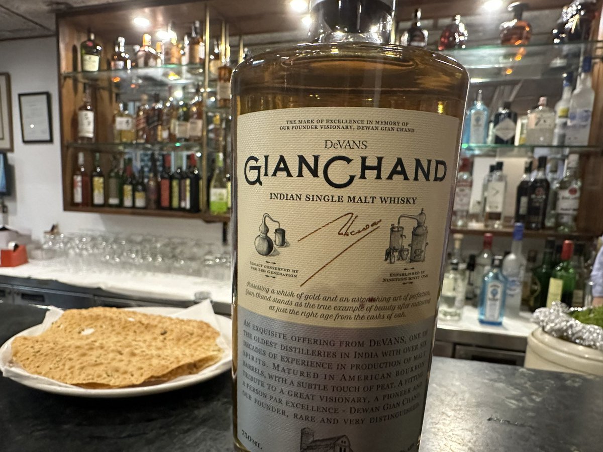 TheRightGhose's tweet photo. Celebrating the moment with a new Single Malt from Dr @dsen68’s country - Gianchand. Matured in American Bourbon casks find it smoother and warmer down the throat than Indri and @Diageo_News #Godavan. Hope they are stocking it in valley hotels too. #Whisky #SingleMalt https://t.co/51xeWOXESH