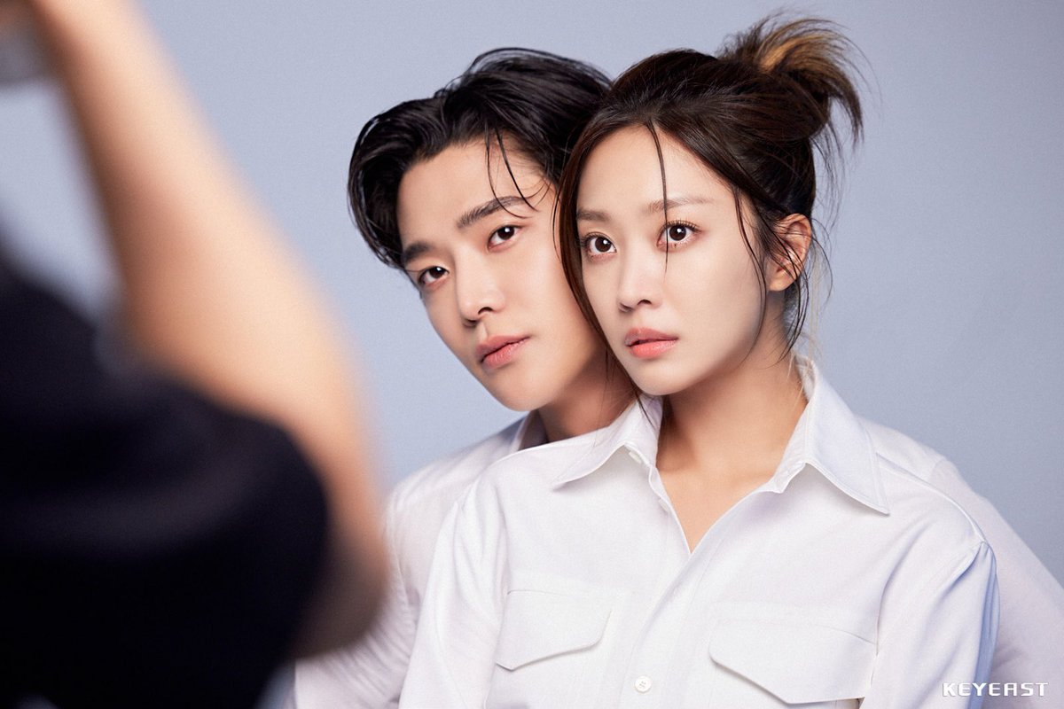 ROWOON_TH's tweet photo. [Making]📸เบื้องหลังการถ่ายแบบ Vogue : Aug 2023 จาก Keyeast

ถ่ายคู่กันไปหลายชุดแต่ในหนังสือมี1รูปถ้วน 😭 ขอฝากละครของทั้งคู่ #DestinedWithYou ออนแอร์ตอนแรก 23 สิงหาคมนี้ด้วยค่ะ !

🔗 https://t.co/vVPYDSEYRj

#이연애는불가항력 #로운 #ROWOON #ロウン #โรอุน #SF9 #ChoBoa https://t.co/xSyyFqUUn7
