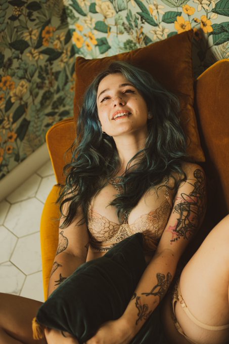 RT si tu veux &ecirc;tre &agrave; la place du coussin... https://t.co/68bW4fcnpy