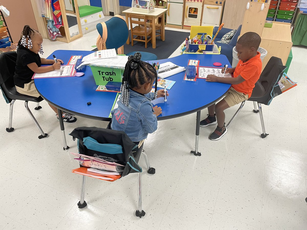 RexrodeMLST's tweet image. We’re hard at work. Name tracing and building our fine motor skills!