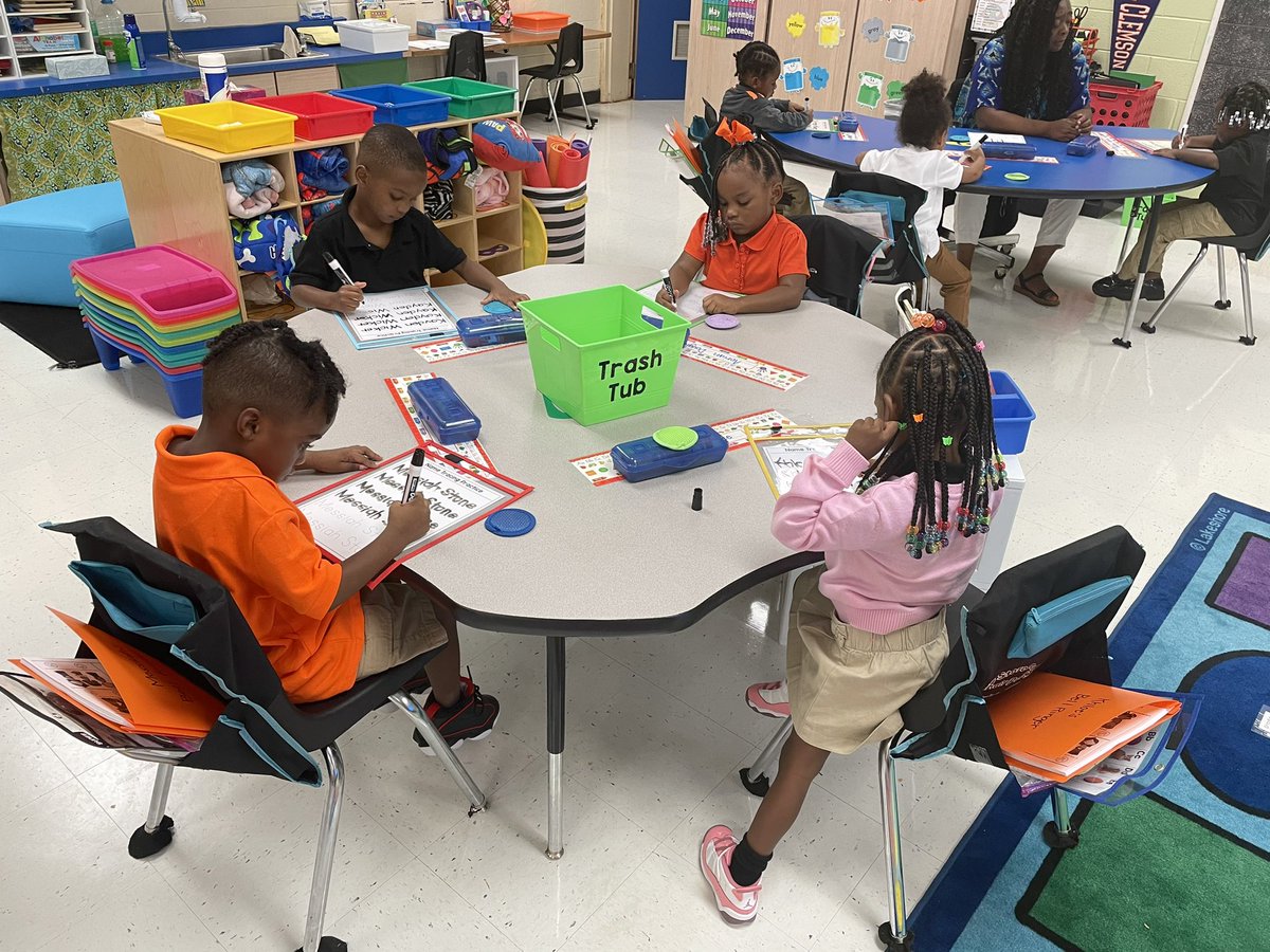 RexrodeMLST's tweet image. We’re hard at work. Name tracing and building our fine motor skills!