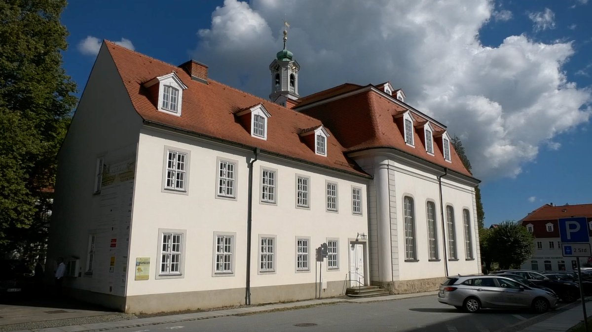 OberlausitzTV's tweet photo. Fördermittel für Herrnhuter Welterbe-Titel Bewerbung
Der sächsische Ministerpräsident hat am Donnerstagvormittag die Stadt Herrnhut besucht und Fördermittel in Höhe von 143.000 Euro zur "Fortführung der Bewerbung um den Welterbetitel" übergeben (Video). 
https://t.co/LXS3cWqRIj https://t.co/Oah6rSGRQW