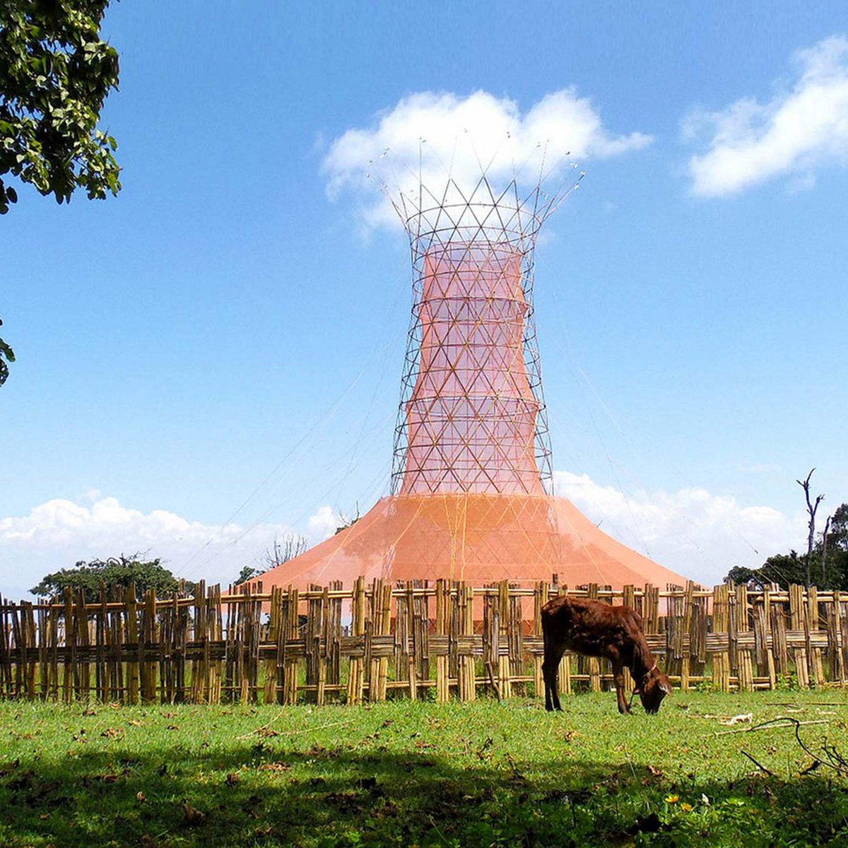 🌿💧 ¡Una torre de bambú y plástico biodegradable que recolecta agua del rocío! ☁️🏗️ Descubre esta innovadora solución en este enlace🌍:  bit.ly/443sLji