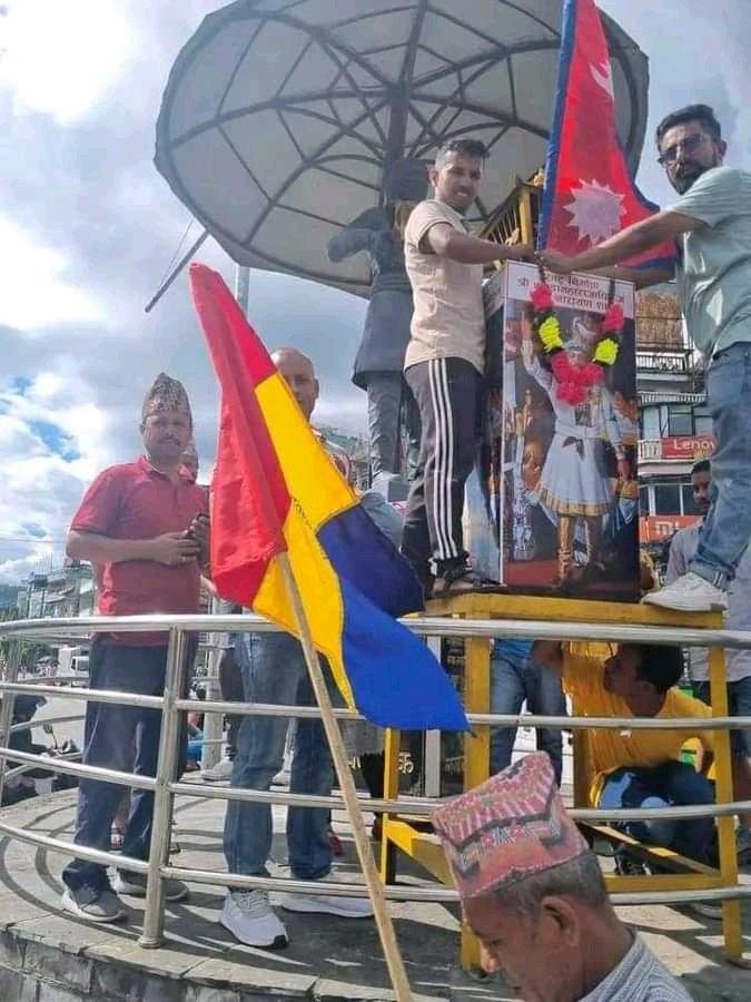 बुधबार‌ पोखरामा विश्व आदिबासी जनजाति दिवसका नाममा उछृंखल समूहले भत्काएको पृथ्वीनारायण शाहको प्रतिमालाई राप्रपाका युवाहरुले आज पुनःस्थापना गरेका छन् ।