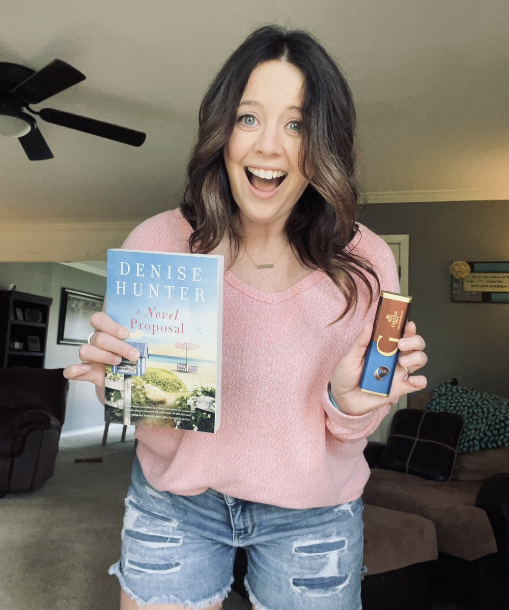 betsystamant's tweet image. How it feels to score the latest Denise Hunter book AND a Godiva milk chocolate bar from your local Barnes &amp;amp; Noble ❤️👏📚😍🍫 #itsagooddaytohaveagoodday #booknerd #latergram #booklover #romancenovels #beachreads #favoriteauthors @BNBuzz @DeniseAHunter