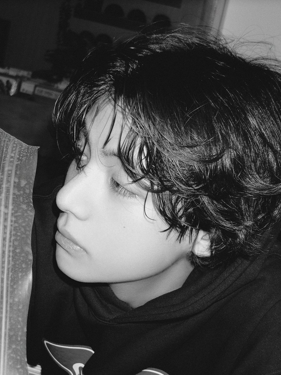 vanntaekim's tweet photo. He looks effortlessly shines even in black and white photos. His intense gaze and unwavering confidence demand your attention, making it impossible to look away. https://t.co/b6dzP96sEo