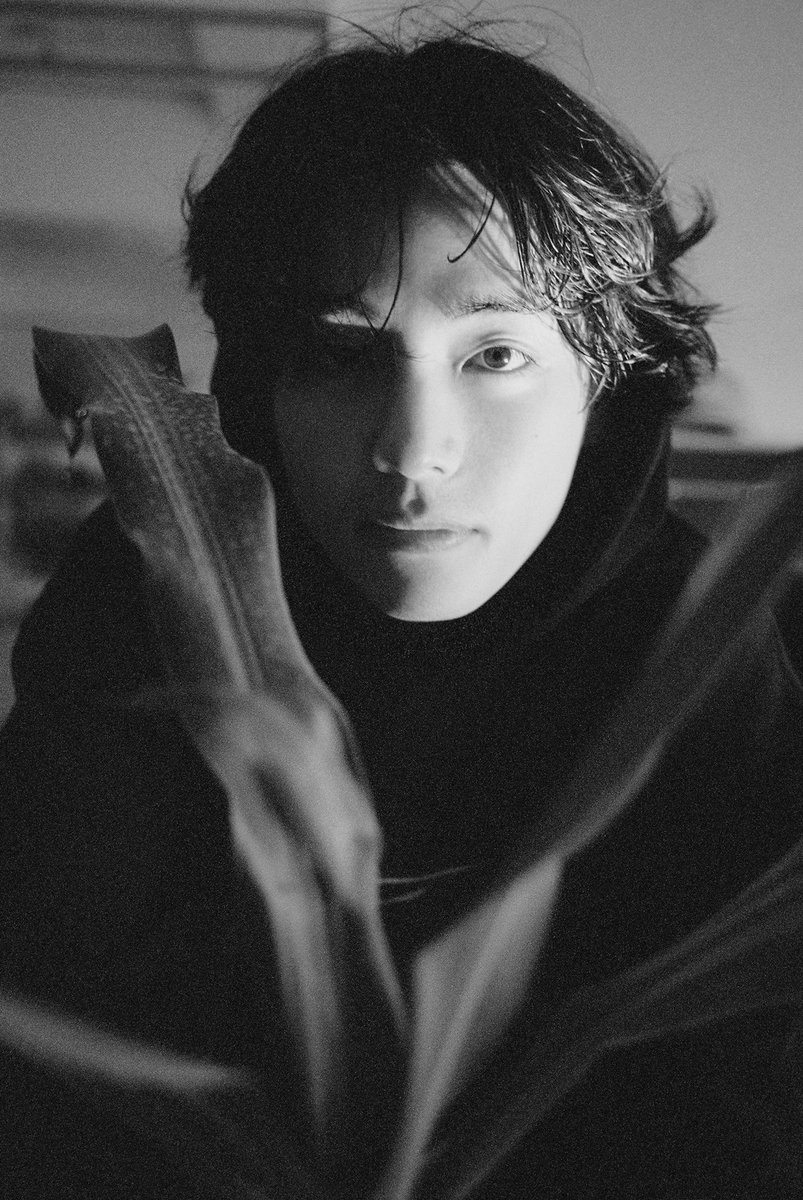 vanntaekim's tweet photo. He looks effortlessly shines even in black and white photos. His intense gaze and unwavering confidence demand your attention, making it impossible to look away. https://t.co/b6dzP96sEo