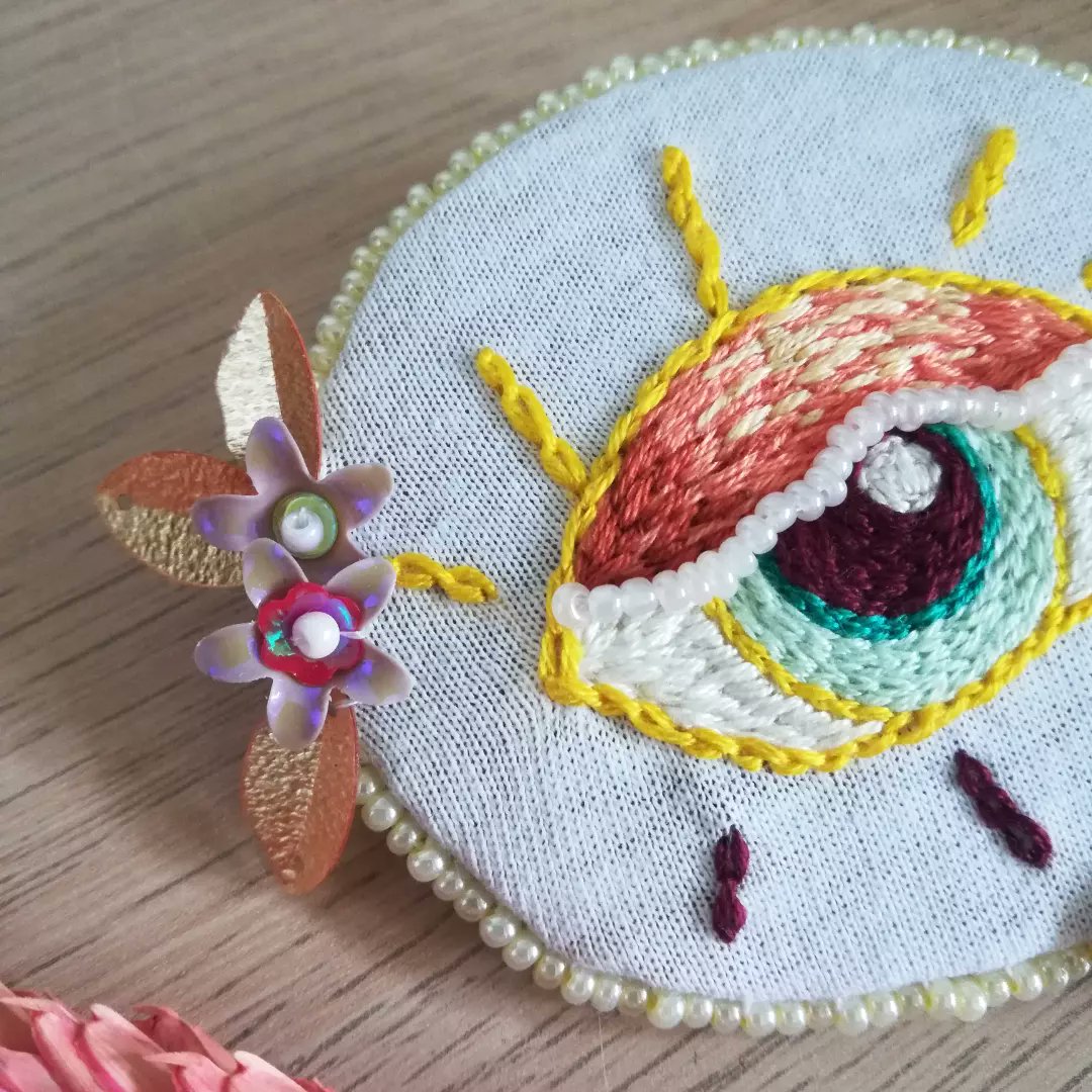 It's new on my shop!

etsy.com/shop/fr/Opheli…

#embroidery #broderie #eye #oeil #yeux #handembroidery #modernembroidery #handmade #brooches #handmadebrooches #brochesbrodées #eyebrooch #brocheoeil #sequinsembroidery #sequinsflowers #dmcembroidery #beadsembroidery