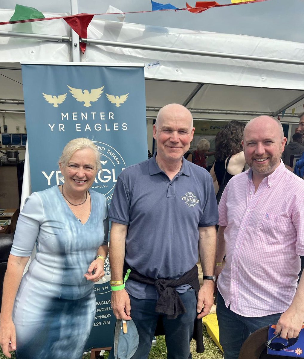 Called by @yr_eagles at the Eisteddfod today with @mabonapgwynfor to give our backing to the campaign to secure the pub for the local community. 

#YrEagles #Llanuwchllyn 🍻🏴󠁧󠁢󠁷󠁬󠁳󠁿
