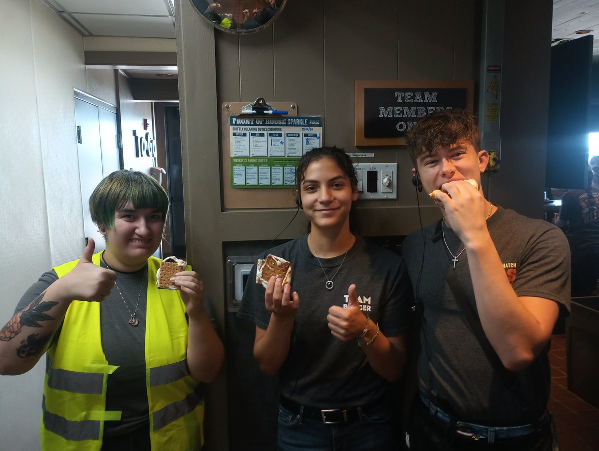 ashlan_hester's tweet photo. #smores for the win! #chilislove @renee_mandy_22 @cnr618 https://t.co/50UivDAN4w
