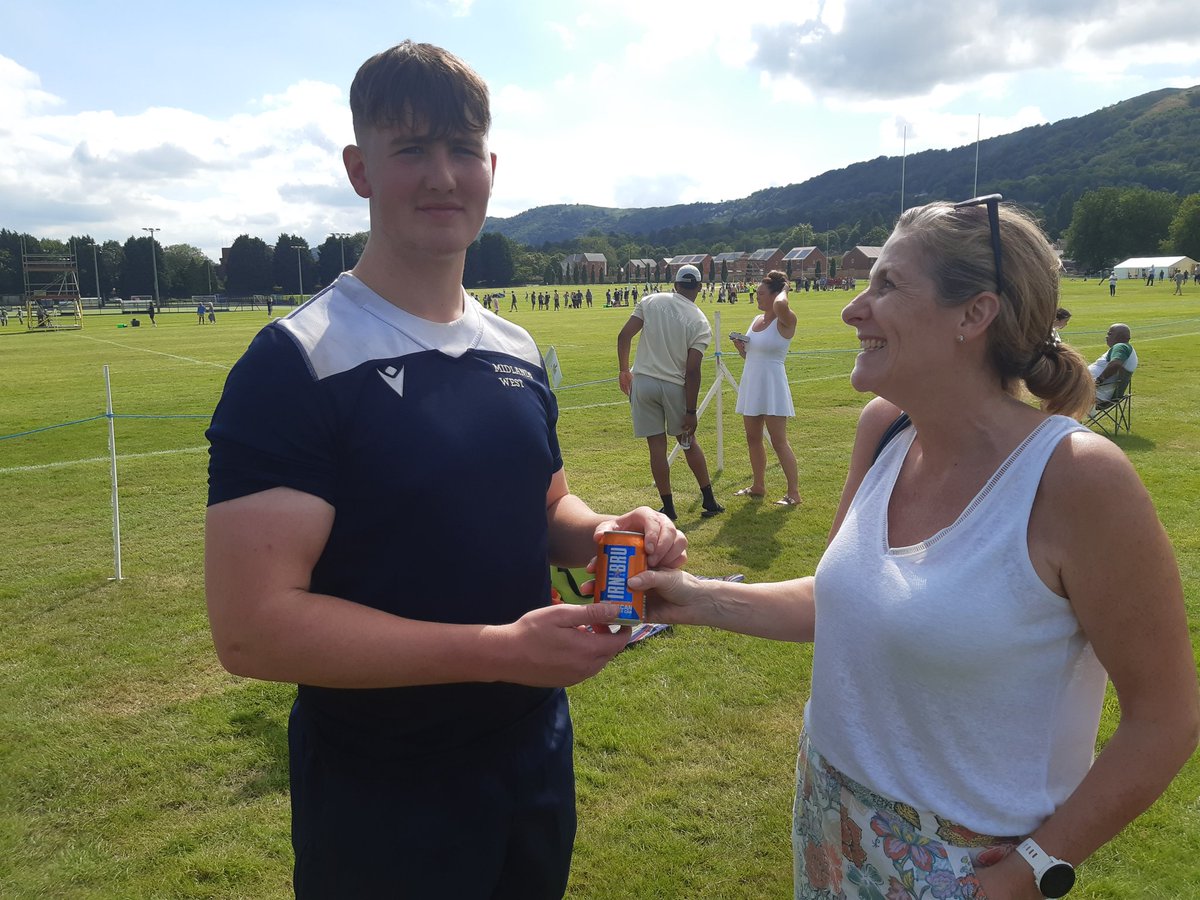 SQ_Rugby's tweet image. Well earned drink after hard game in the 🌞 awarded by mum #supportiveparents 👏 @midsrugbyacad @RGSWorcester