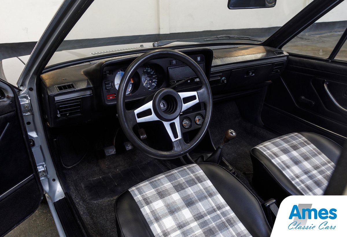 𝐂𝐋𝐀𝐒𝐒𝐈𝐂 𝐂𝐀𝐑 𝐈𝐍 𝐃𝐄 𝐒𝐏𝐎𝐓𝐋𝐈𝐆𝐇𝐓𝐒: 𝐕𝐎𝐋𝐊𝐒𝐖𝐀𝐆𝐄𝐍 𝐒𝐂𝐈𝐑𝐎𝐂𝐂𝐎 𝐔𝐈𝐓 𝟏𝟗𝟕𝟔 📸 | Het ontwerp van de Italiaanse designer Giorgetto Giugiaro werd uiteindelijk door Volkswagen gekozen om het merk een sportief imago te geven. #throwbackthursday ⭐