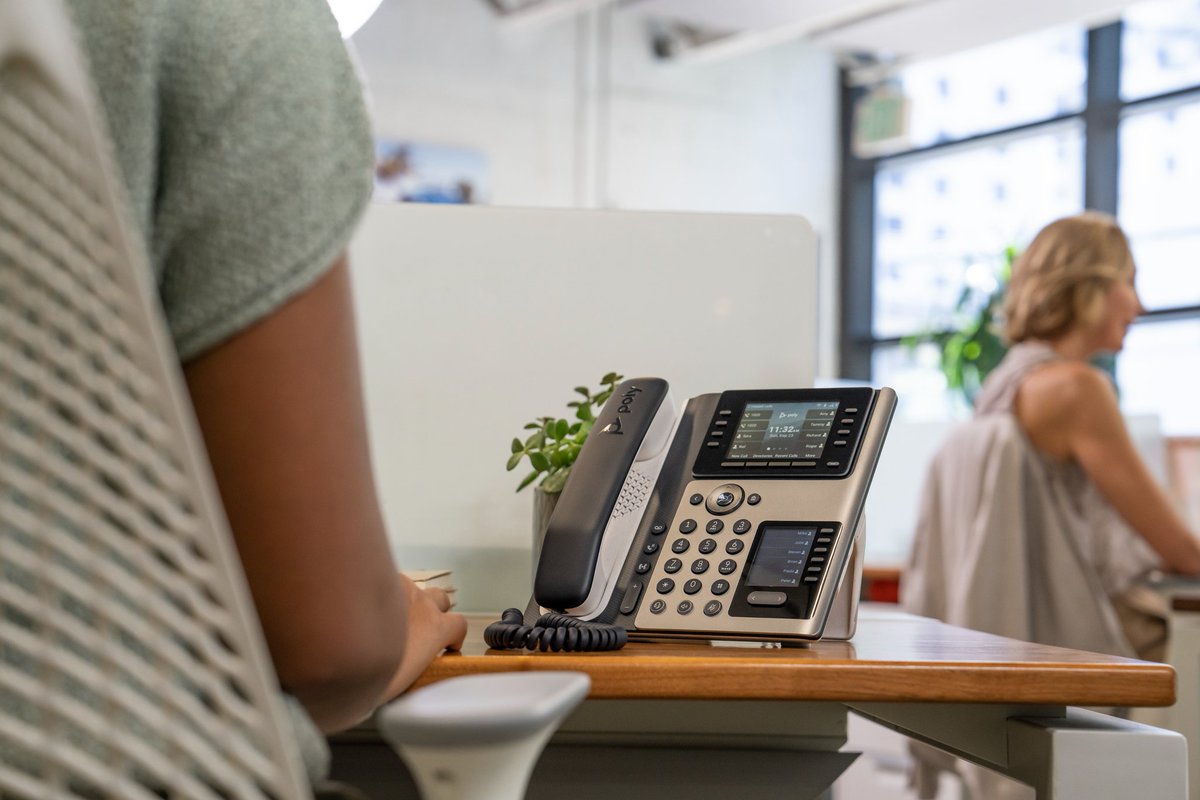 PolyCompany's tweet photo. The #PolyEdge E Series is designed for #HybridWork with Bluetooth, #NoiseBlockAI and #AcousticFence technologies. It's the desk phone that upgrades your office.
Learn more ๐ https://t.co/hgI0h8bNki https://t.co/ec47HU9zVo