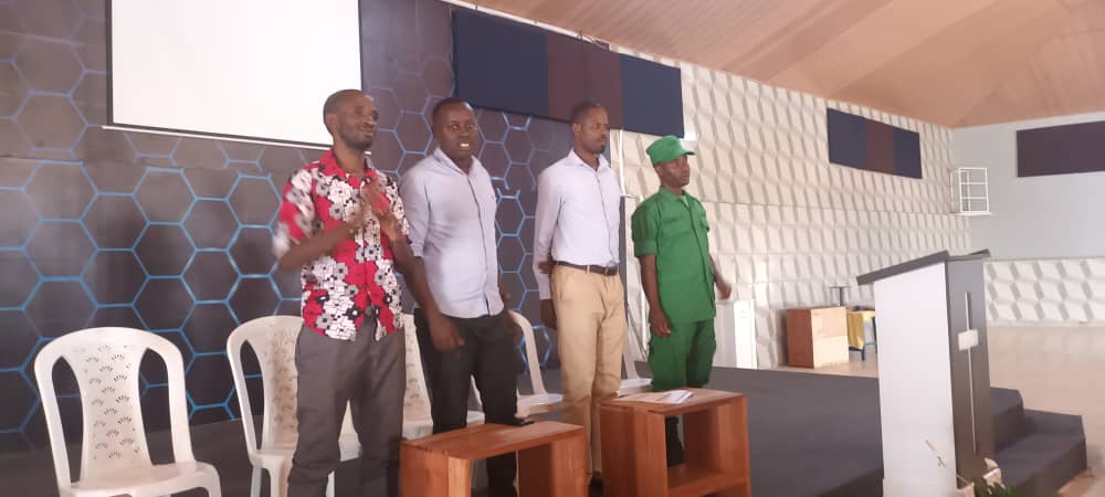 hambajona's tweet photo. Nonaha: Mu Kagari ka #Nonko @NyarugungaO bari muri gahunda y' #IntoremuBiruhuko aho barimo guhabwa ibiganiro; igikorwa cyitabiriwe n'Umunyamabanga Nshingwabikorwa w'ako Kagari @Mukankusijudit1, ari kumwe na Fiacre Tuyishime waje ahagarariye Umurenge @KicukiroDistr @CityofKigali https://t.co/pPpbbZY05Z