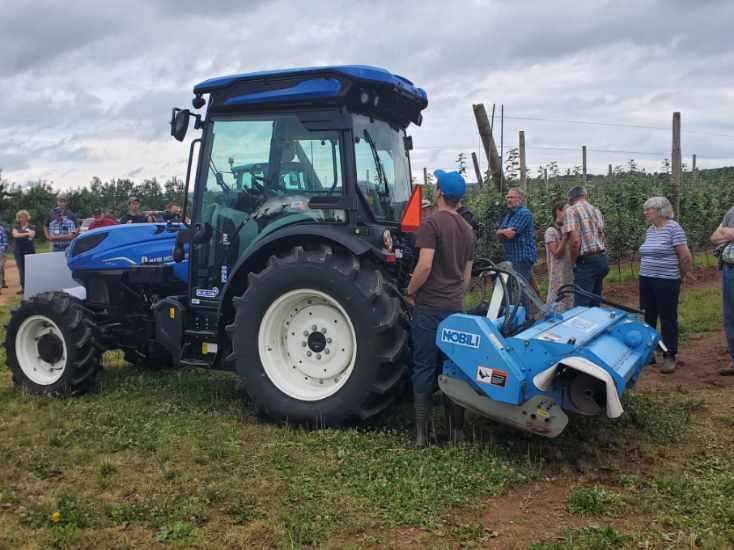 AAFC_Canada's tweet photo. Yesterday, our #GCAggie scientists spoke about their #AgLivingLab project on orchard floor management for carbon sequestration and greenhouse gas mitigation during the @nsfruitgrowers tour. #ScienceGrowsOn https://t.co/q3DNxfjuyc