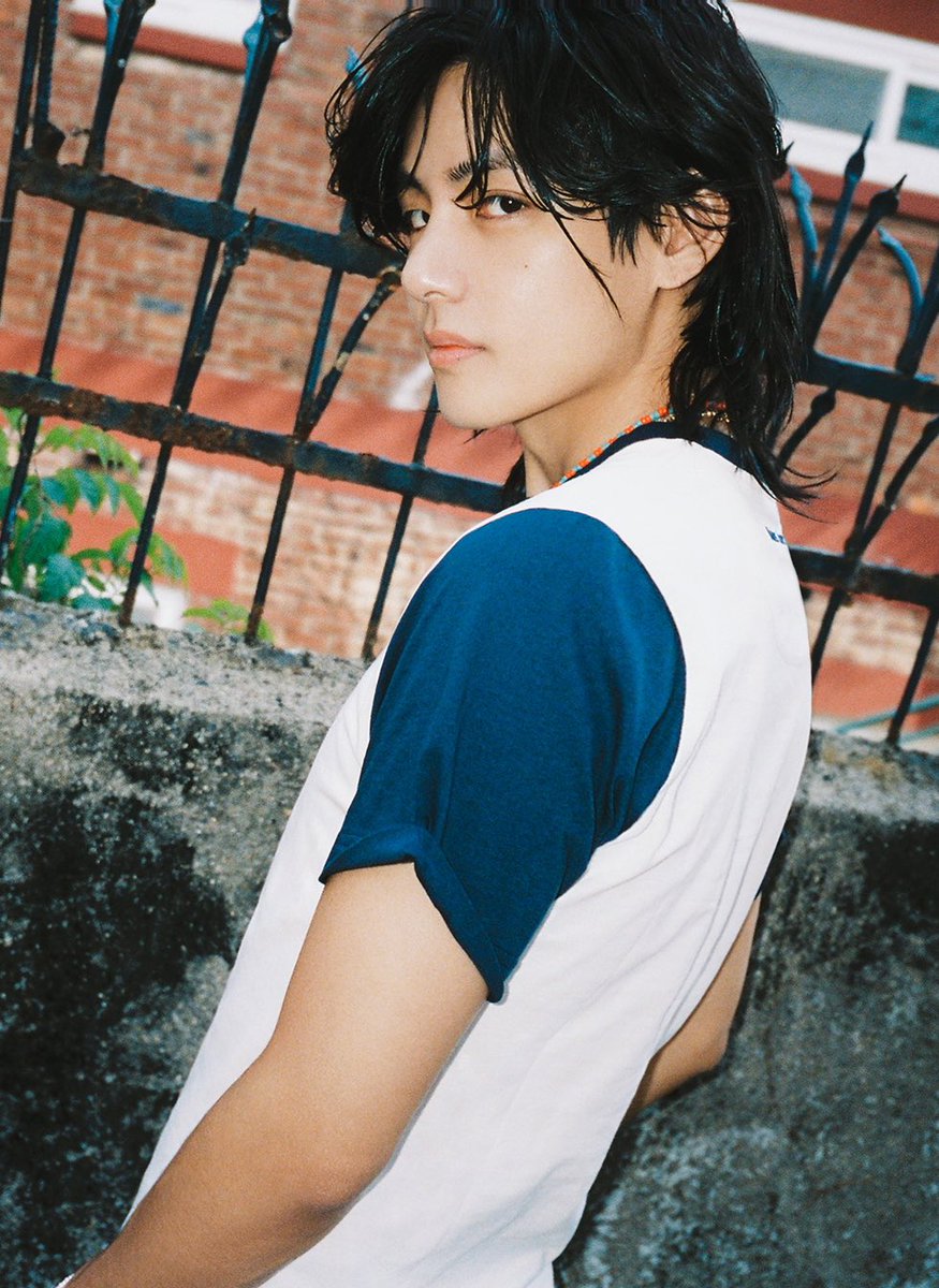 DailylofV's tweet image. HIS HAIR 😭😭😭😭