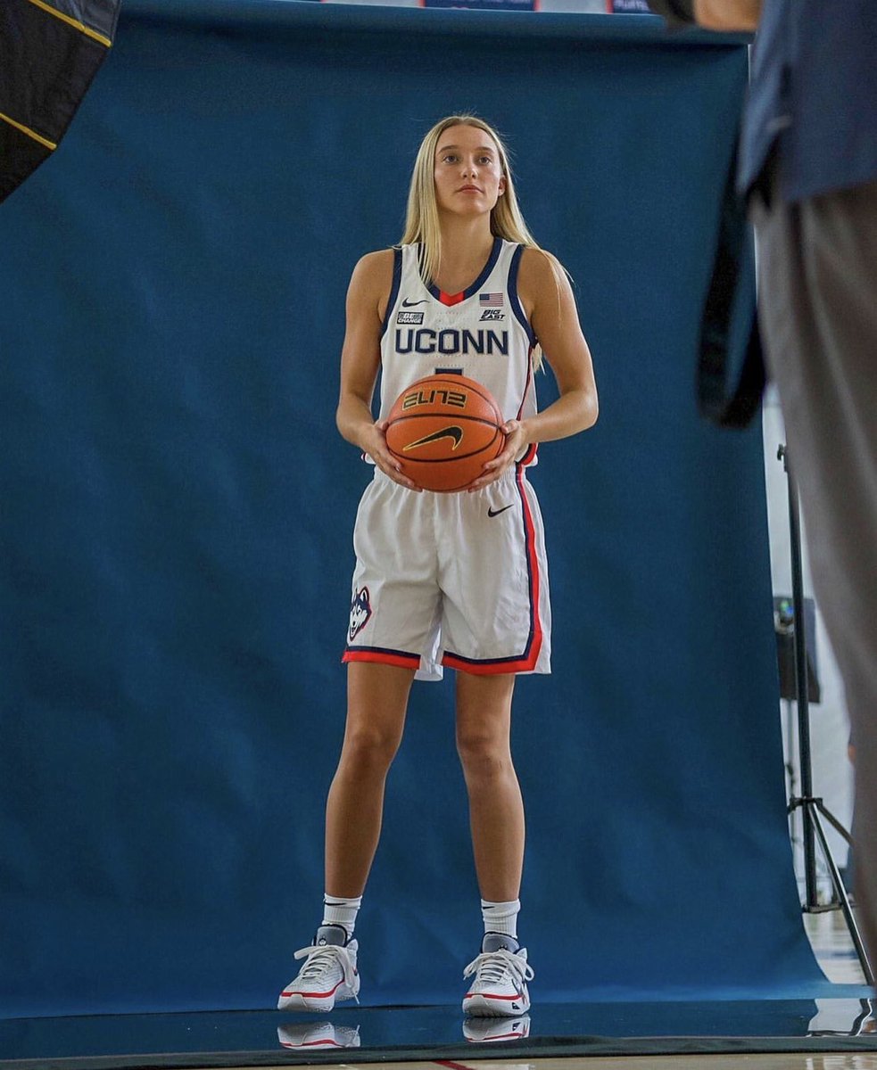 UConnWBBy90's tweet image. Can we please talk about how Paige’s arms now look like Crystal Dangerfield’s #ArmGoals #ThankYouHudy 💪💪
