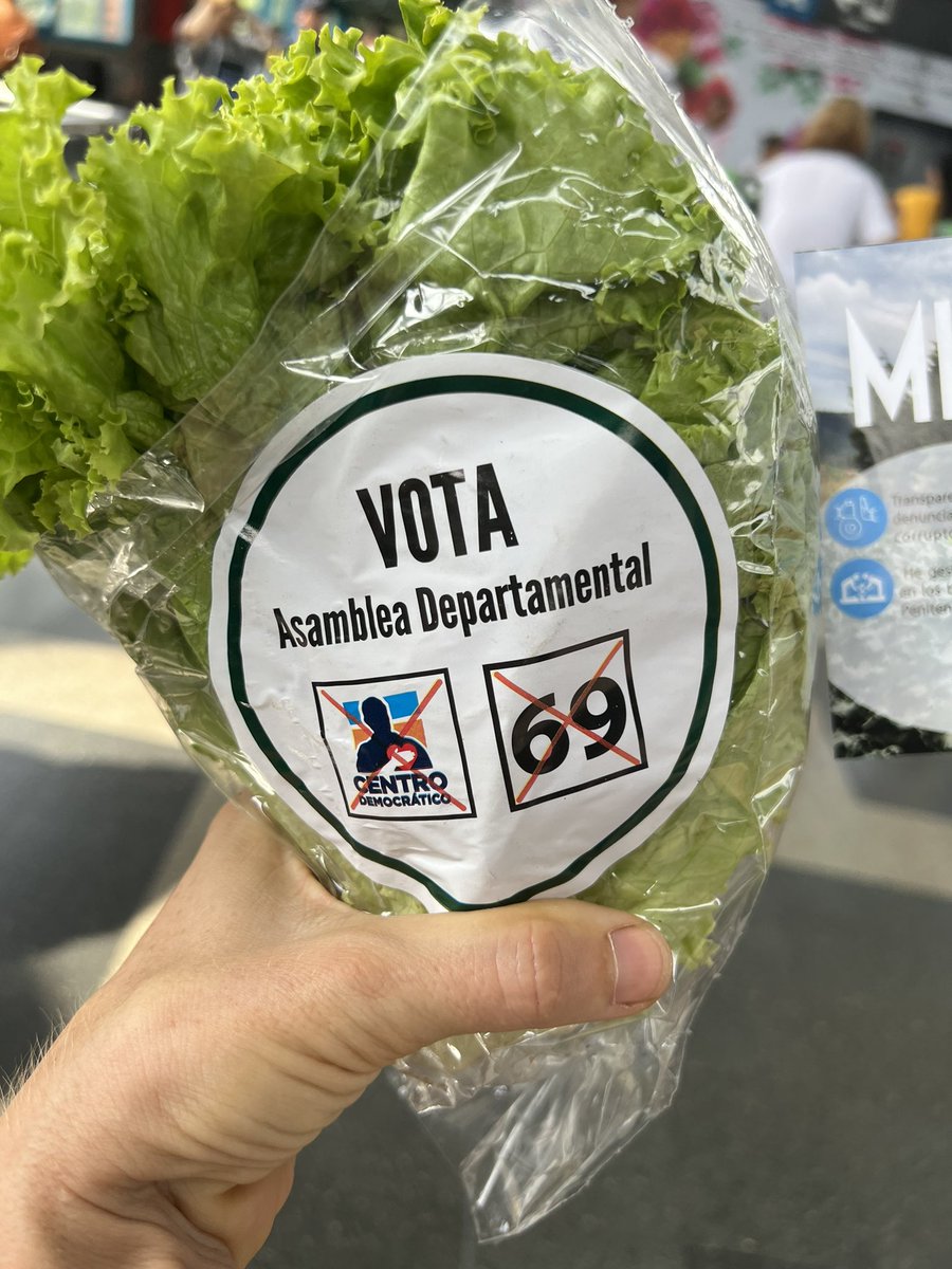 penasalgado's tweet photo. En la estación del metro del Poblado… Pasamos de regalar tejas a regalar lechugas para “convencer electores” https://t.co/q60OQqjv0o