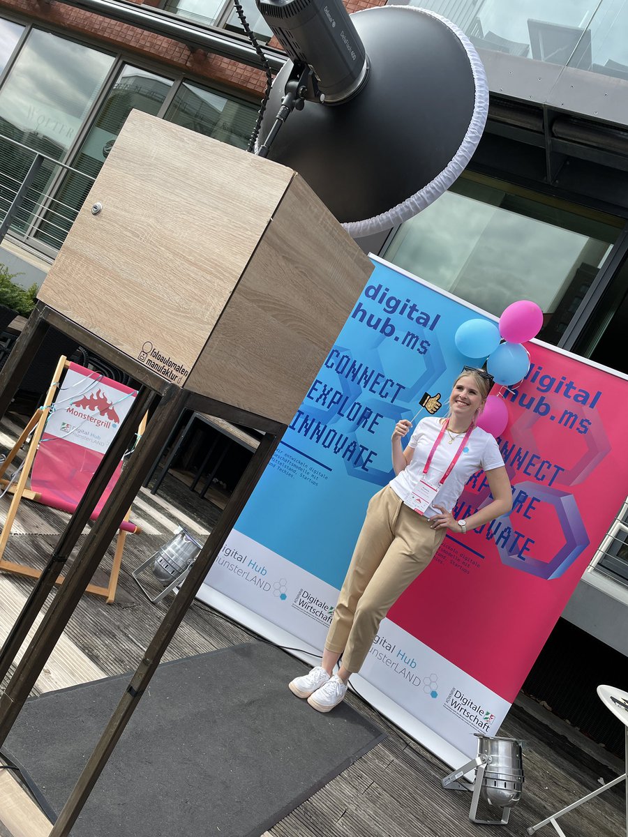 Die #hartvernetzt Ecke steht! Sucht euch jemanden mit der jeweils anderen Badge-Farbe (blau oder pink), macht ein Foto zusammen und holt euch euer Freigetränk 🍸 #monstergrillMS