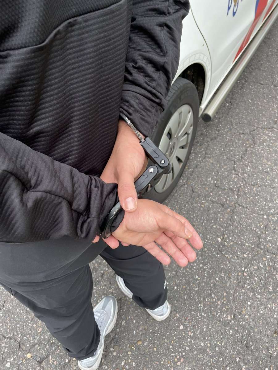 politie_johan's tweet photo. Einde dienst nog verdachte aangehouden. Dankzij winkelpersoneel die top handelde..
-Zag iemand met geprepareerde tas -Heeft politie (112) gebeld
-Zicht gehouden op de man. -Doorgegeven dat ie in een bus stapte.
Ik was inmidd in de buurt en kon hem uit de bus vissen. #hfdc https://t.co/jNdkyvC3h4