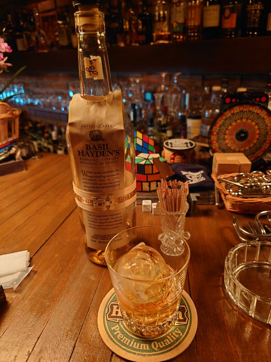 kansaieng's tweet photo. 今週もお疲れ気味でした🥃
親父とサシ飲み中
自分の名前の理由を聞いて少し感動
#たまには贅沢して良いお酒
#シーバスリーガル１８年
#過去１
#美味い酒
#親父とサシ飲み
#名付け親はおじいちゃん https://t.co/FuLbGgLVS4