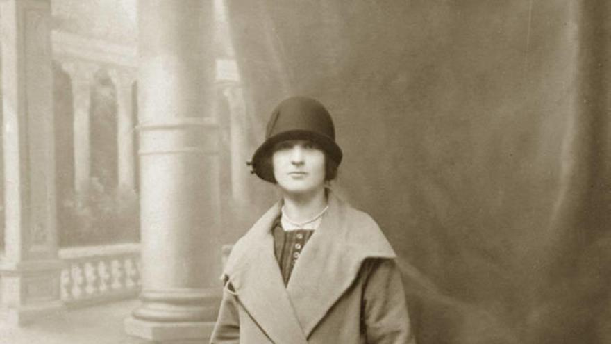 MemoriaHis's tweet photo. 10 de agosto de 1936. El franquismo fusiló a la maestra comunista navarra (26 años) Maria Camino Andrea Oskoz Urriza.
Militó en UGT, Socorro Rojo Internacional y PCE.
Torturada, violada, obligada a beber ricino y a pasearse por las calles con el pelo rapado y con ropa rasgada. https://t.co/9XUgqF6qv8