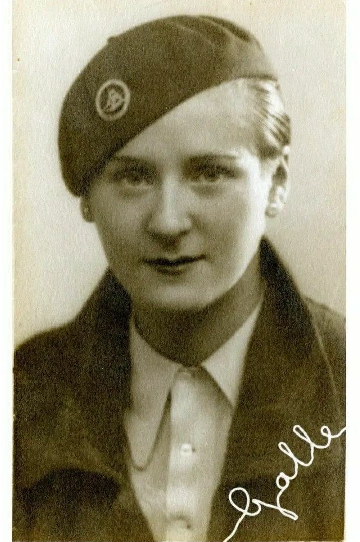 MemoriaHis's tweet photo. 10 de agosto de 1936. El franquismo fusiló a la maestra comunista navarra (26 años) Maria Camino Andrea Oskoz Urriza.
Militó en UGT, Socorro Rojo Internacional y PCE.
Torturada, violada, obligada a beber ricino y a pasearse por las calles con el pelo rapado y con ropa rasgada. https://t.co/9XUgqF6qv8