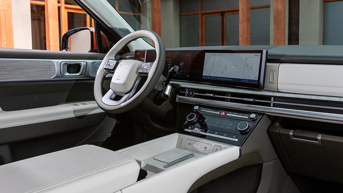 Hyundai's tweet photo. Ready for that new-new? The all-new #HyundaiSantaFe is equal parts rugged good looks and next-level comfort, style and tech. Coming early 2024.

See what's new: https://t.co/aKQFm9CadP https://t.co/pXnuWNbwyq