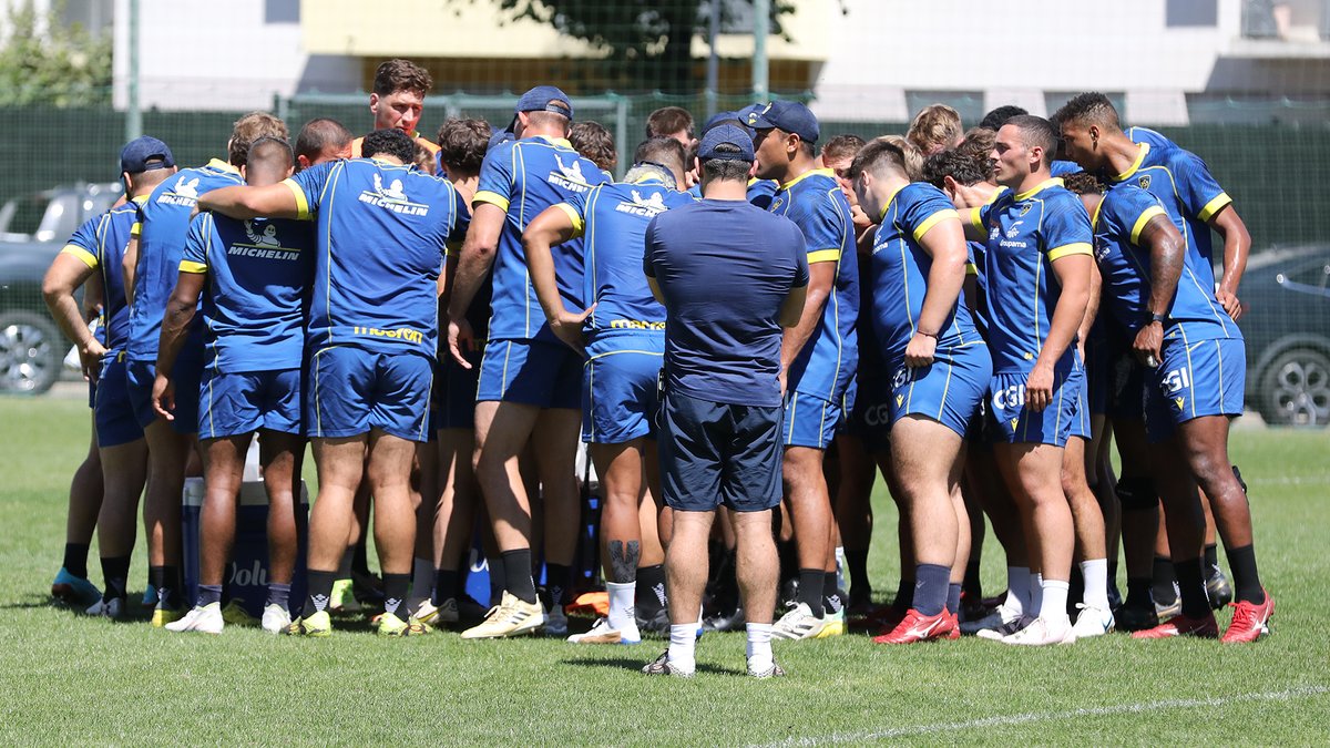 ASMOfficiel's tweet photo. Le groupe se resserre pour la réception d’Oyonnax
De 35 joueurs à Nevers, ils ne seront plus que 29 pour cette deuxième et dernière rencontre de préparation que les hommes de Christophe Urios disputeront demain à 20 heures sur la pelouse du stade du Mas d’Issoire contre @OyonnaxRugby 
🔽
https://t.co/jBMDNVRJsL