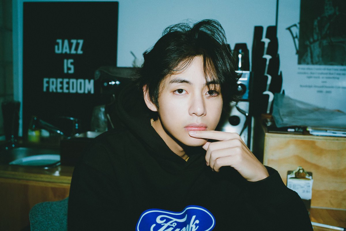 btschartsxdaily's tweet photo. #V_Layover Photo 1 - Weverse Media (3) https://t.co/Qp16PDgcuo