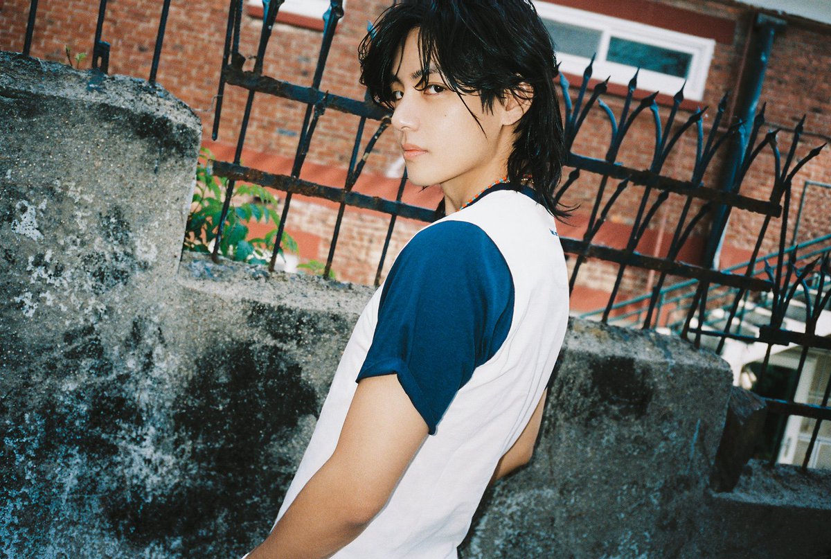 btschartsxdaily's tweet photo. #V_Layover Photo 1 - Weverse Media (3) https://t.co/Qp16PDgcuo
