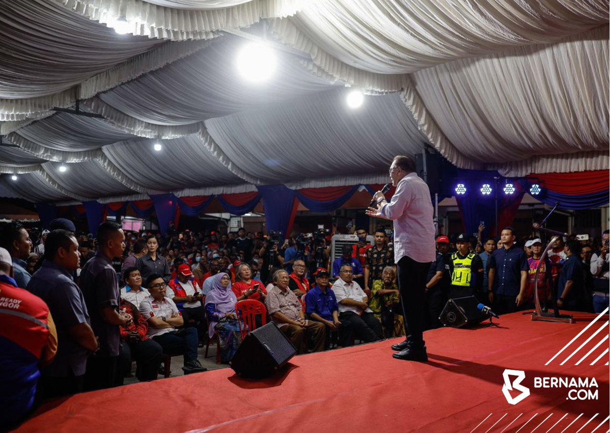 bernamadotcom's tweet photo. #Ijok #Selangor Perdana Menteri Datuk Seri Anwar Ibrahim ketika hadir pada Jelajah Perpaduan MADANI Grand Finale Kuala Selangor sempena Pilihan Raya Negeri ke-15 (PRN15) Selangor di Tapak Pasar Malam Bestari Jaya malam ini.

📷 Amirul Azmi | BERNAMA

#BernamaNews #BernamaImages
#PR6N #PRN2023 #PRNBernama #PRNSelangor