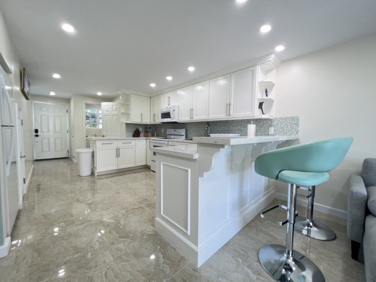 BrianTAustin's tweet photo. 📣 NEW LISTING 📣 - This 2 🛏️, 1.5 🛁 Townhouse is located on the coveted Paradise Island, Bahamas. It's fully renovated and features large balconies and is fully turnkey, just bring luggage. Close to beaches restaurants & entertainment. #propertyoftheday #RentwithB #RealEstate https://t.co/AaUUDu37kA