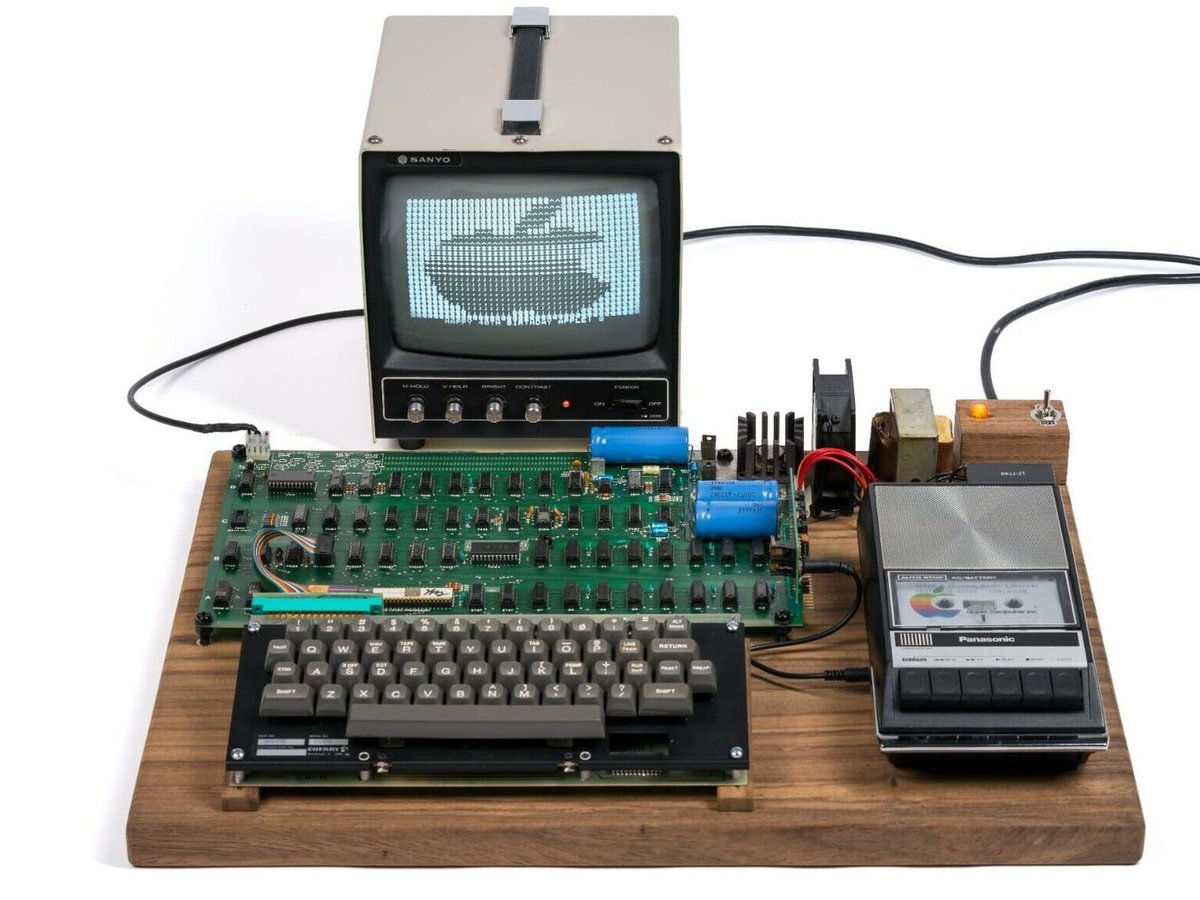 yutin_dev's tweet photo. 開會到一半，
美國夥伴 show 出了他的珍藏，
Apple-1 ... XD https://t.co/7cVmIsLzPi