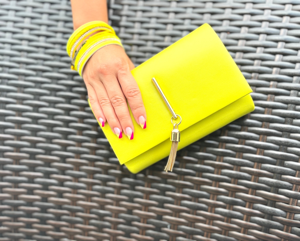 BijouxTerner's tweet photo. Electrify your summer look! ⚡ Dive into vibrant vibes with our neon yellow clutch and matching bracelet – your perfect partners for turning heads and lighting up the season. 💛🌟 

#bijouxbabe #neonnecessities #summerglow #vividvibes #accessories #makeastatement https://t.co/YzKXxLyOEx